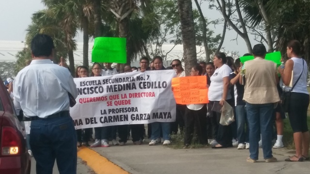 Protestan ante funcionarios estatales. 