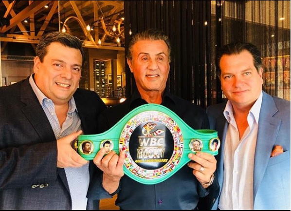 Sylvester Stallone recibió un cinturón en conmemoración de los 40 años de Rocky