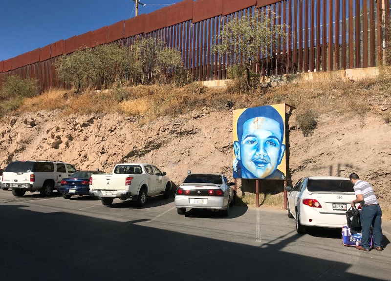 Una valla fronteriza luce una pintura del mexicano José Antonio Elena Rodríguez, quien murió tras recibir un tiro a manos de un agente fronterizo de E