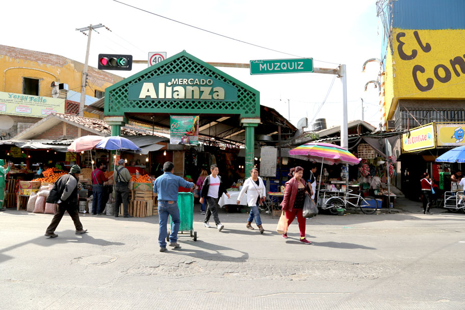 El ladrón tuvo que ser asegurado por otros comerciantes, pues lo estaban golpeando.