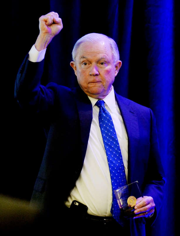 El fiscal general de EU, Jeff Sessions, instó a los fiscales federales a pedir la pena de muerte en caso ligados al tráfico de drogas.