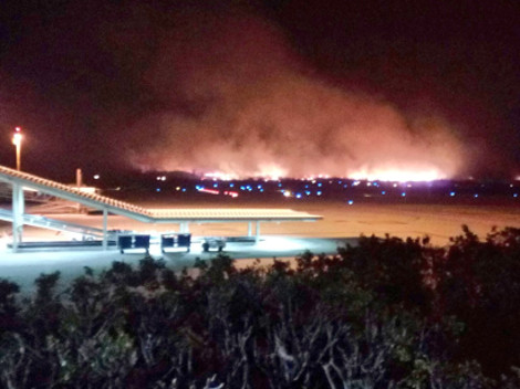 El incendio en el aeropuerto de Tuxtla Gutiérrez se extendió más de tres kilómetros dentro del terreno de la terminal aérea.