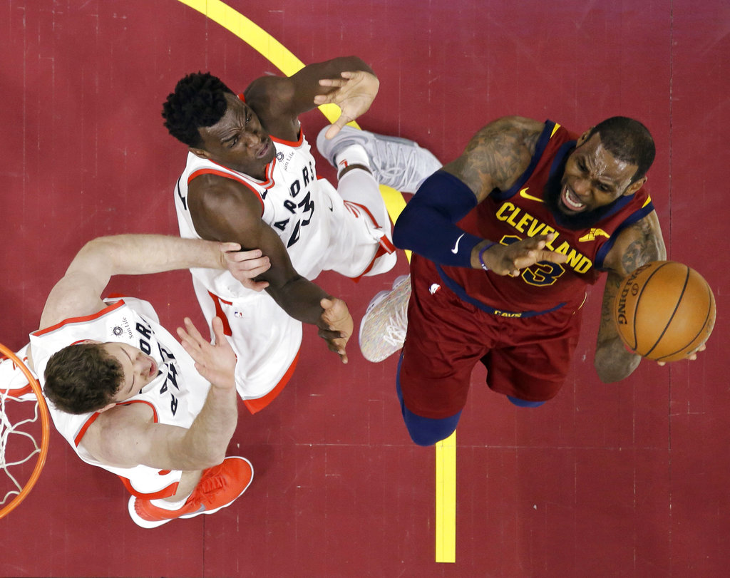 LeBron James dirigió el triunfo de los Cavs sobre los Raptors