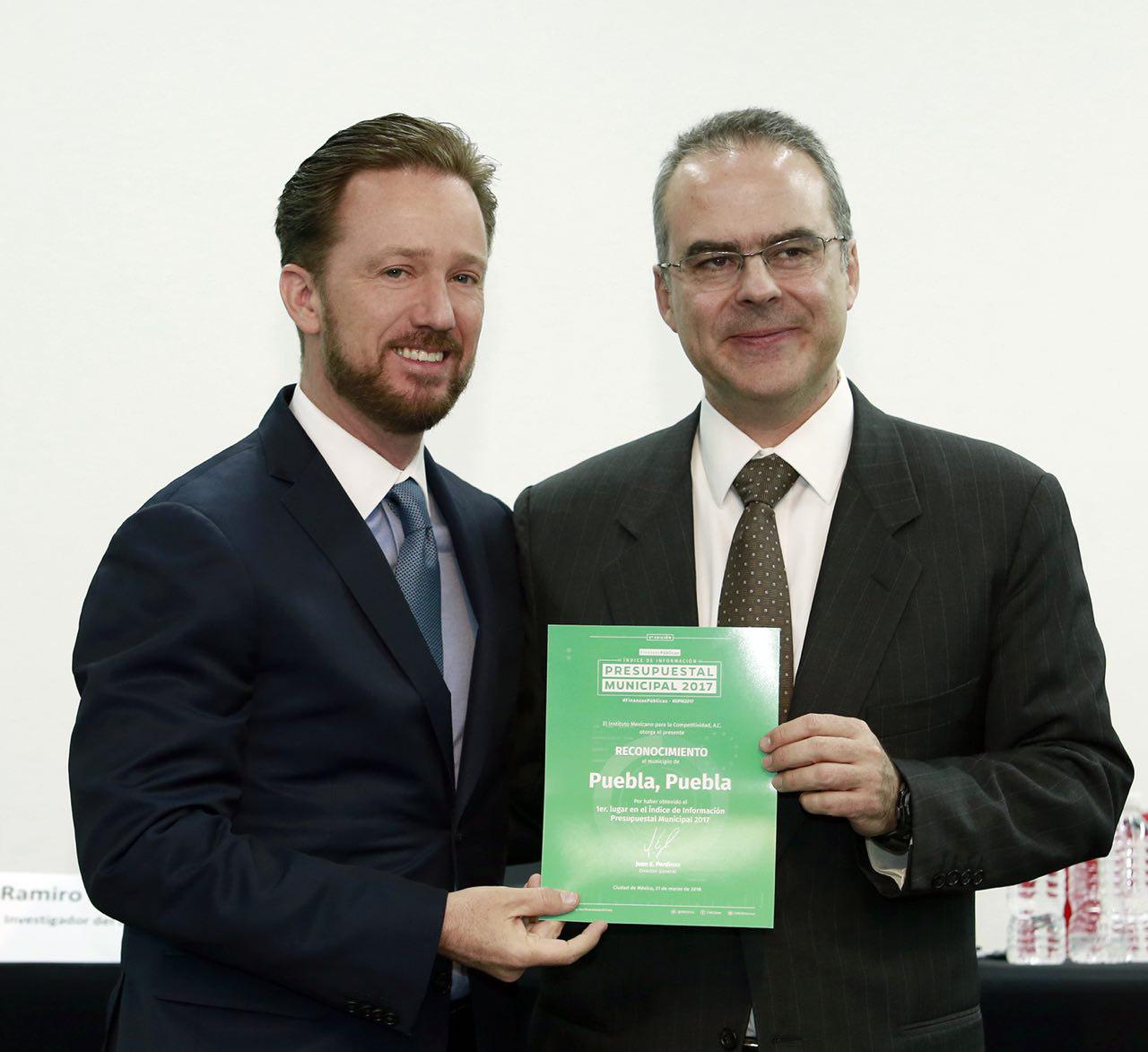 El Presidente Municipal Luis Banck recibió de manos del director general del IMCO, Juan E. Pardinas, el reconocimiento al primer lugar en el IIPM.