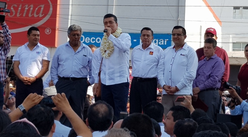 Rutilio Escandón Cadenas acudió al IEPC para registrarse como candidato de Morena.