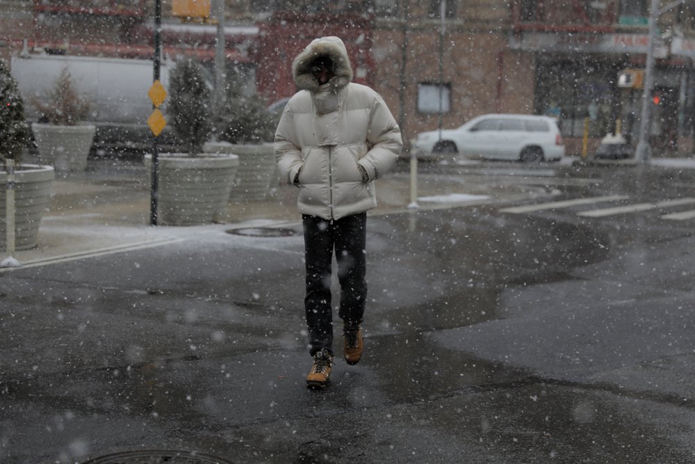 Un hombre camina en medio de la tormenta que golpea Nueva York.