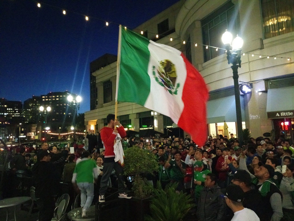 Aficionados del Tri llevaron serenata a los jugadores en Santa Clara 