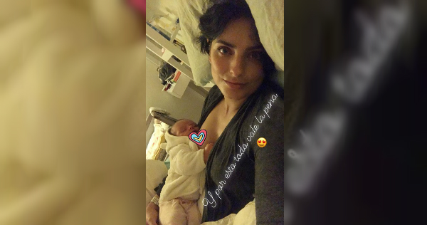 Aislinn Derbez comparte imagen con su hija. 