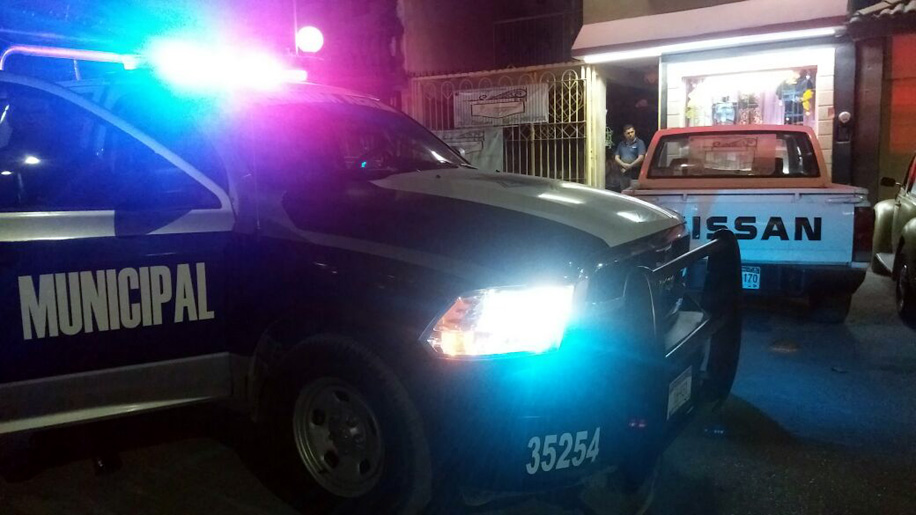 El código rojo fue activado debido a dos hombres lesionados por arma de fuego.
