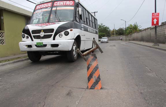 Colocaron un señalamiento dentro de un agrietamiento en el bulevar Cañada.
