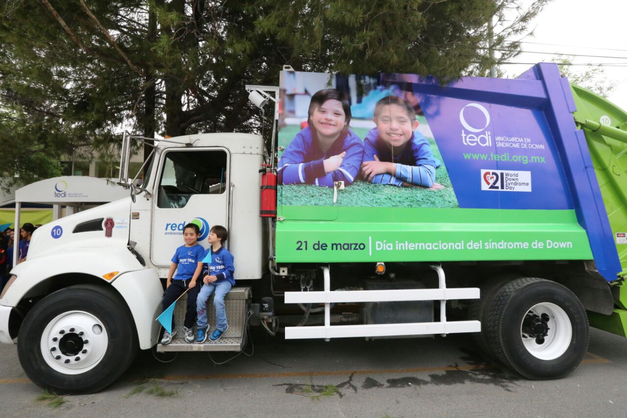 Decenas de niños que cursan sus estudios en el TEDI, dieron el banderazo de salida al camión recolector de basura. 