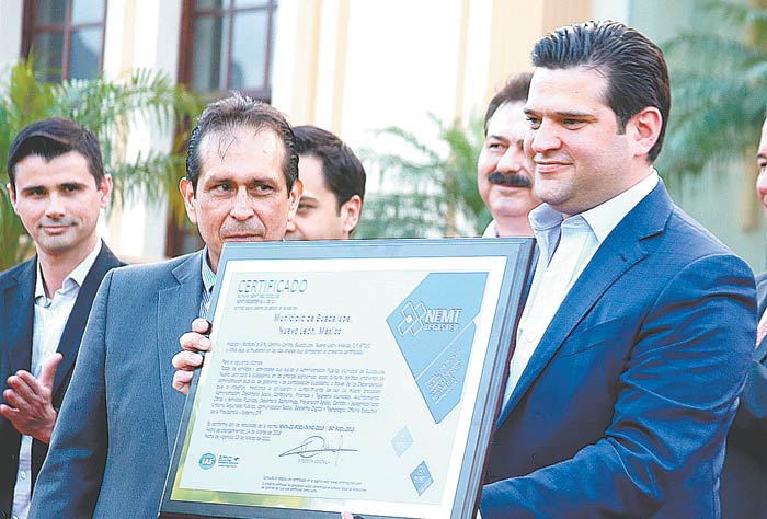 El alcalde Francisco Cienfuegos recibió la constancia.