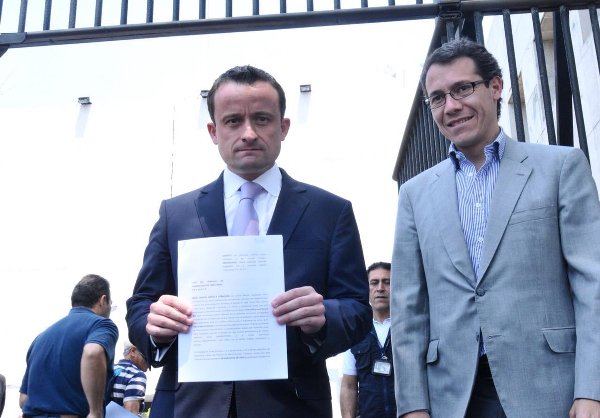El precandidato del PRI denunció a Barrales ante el SAT.