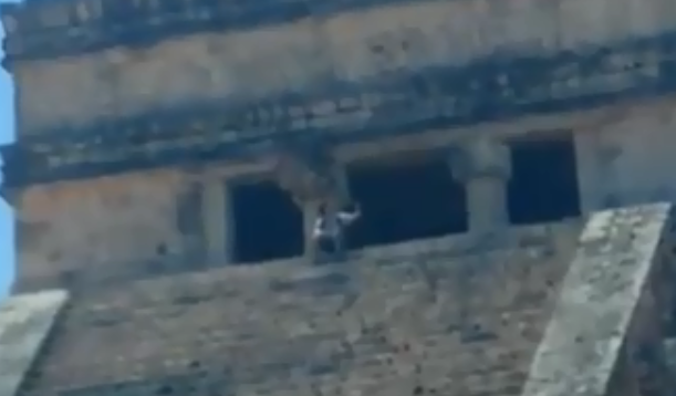 El turista subió a la pirámide el domingo, por lo que podría ser multado.
