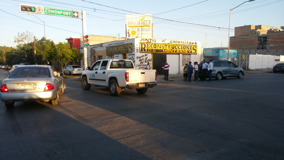 Una mujer de la tercera edad que viajaba en el auto se negó a la atención médica.