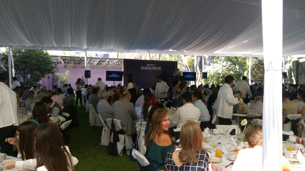 Aproximadamente 450 personas pagaron por compartir espacio con la candidata independiente, ex militante del PAN.