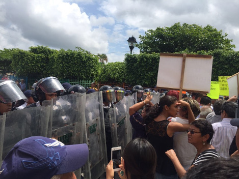 Pobladores e Misantla llegaron cerca del evento donde estaría el presidente Enrique Peña Nieto e intentaron entrar, pero policías les cerraron el paso
