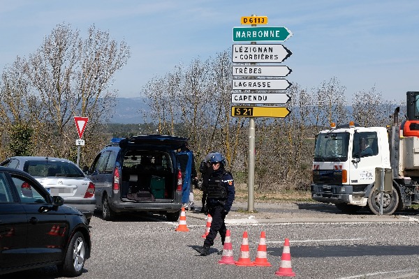 El atacante robó un auto en Carcasona y después tomó rehenes en un supermercado de Trebes.