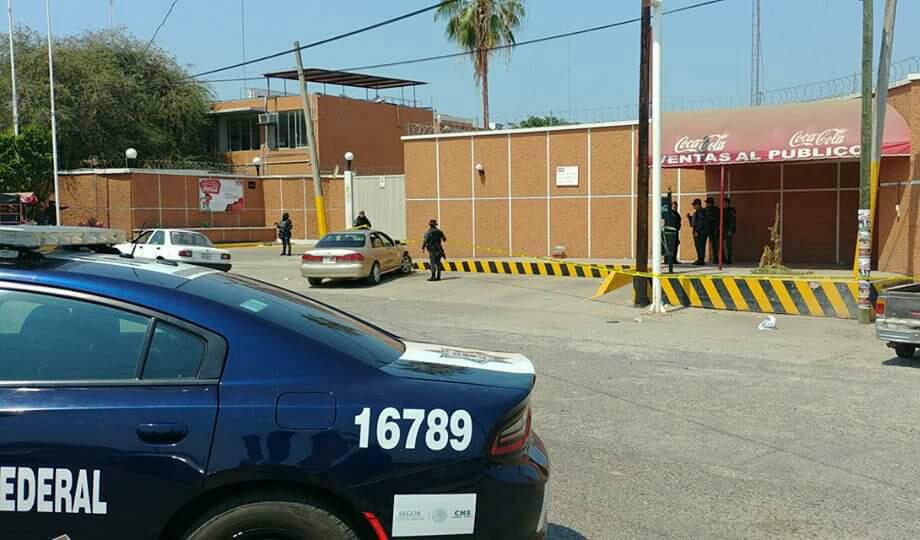 Elementos de la Gendarmería resguardan el centro de distribución de Coca-Cola Femsa en Altamirano.
