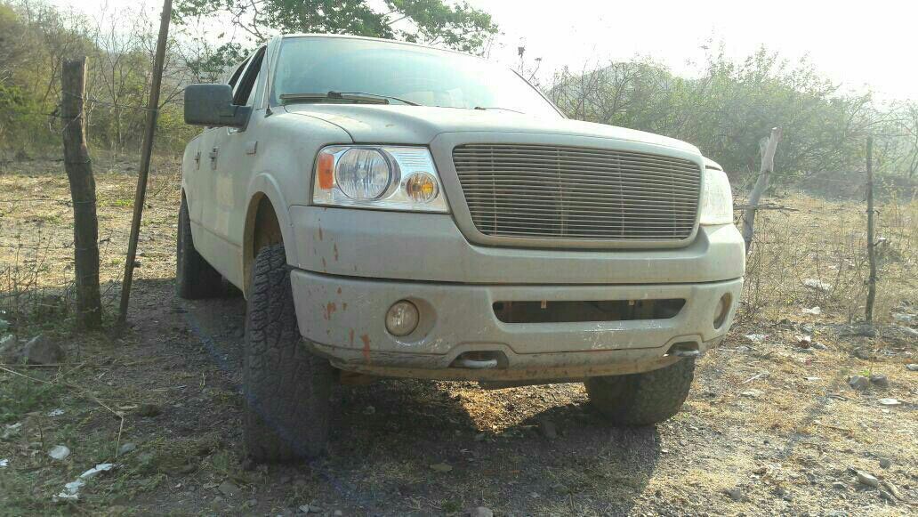 La camioneta fue abandonada en la comunidad de La Manzanilla.
