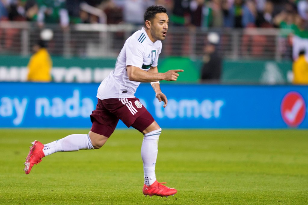 Marco Fabián en festejo de gol 