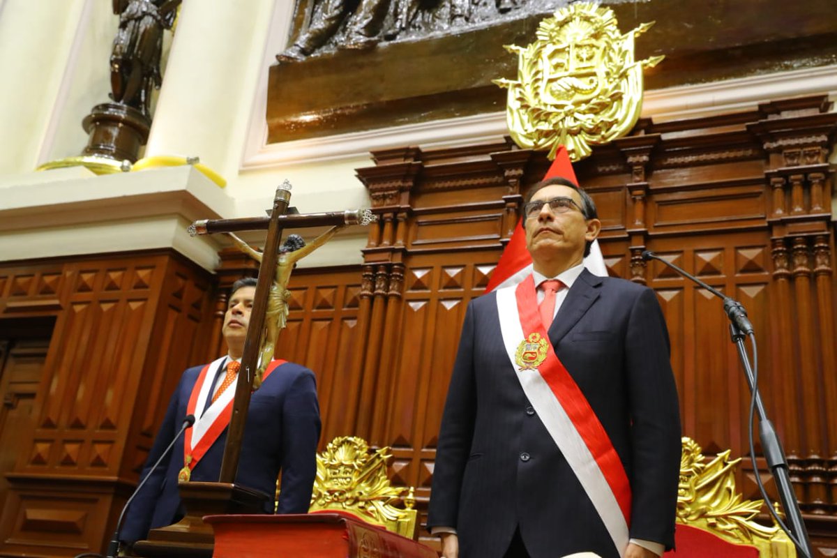 Martín Vizcarra juró como presidente de Perú.