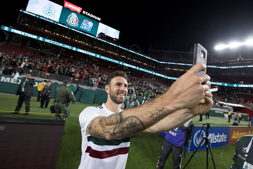 Miguel Layún en festejo tras el triunfo de México 