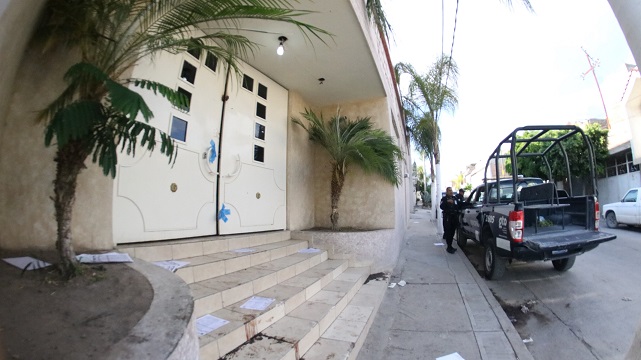 En el salón California, elementos aún buscaban evidencia al interior. 