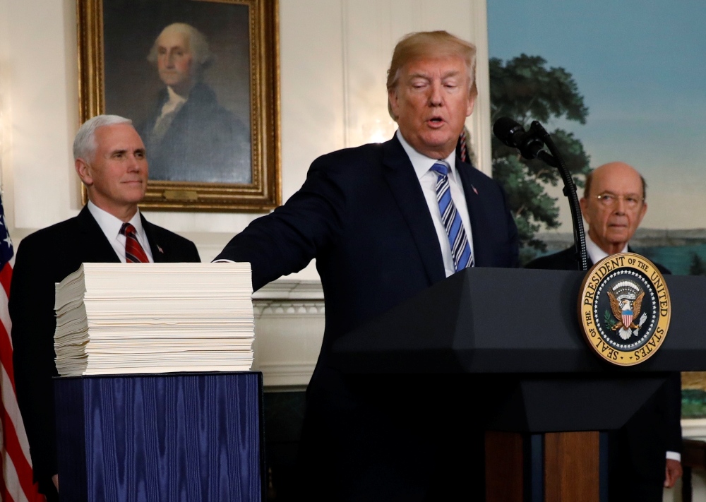 Trump firmó la les presupuestaria de 1.3 billones de dólares.