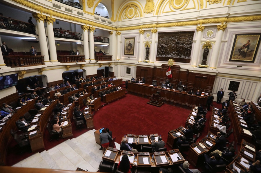 Con 105 votos a favor, 11 en contra y cuatro abstenciones, el Congreso de Perú aprobó la renuncia de Kuczynski.