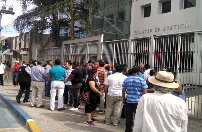Familiares de los detenidos afuera del Palacio de Justicia.