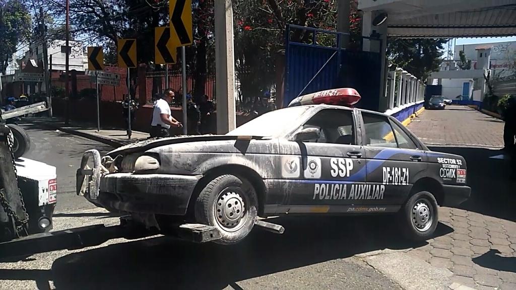 La patrulla se incendió por una falla mecánica.