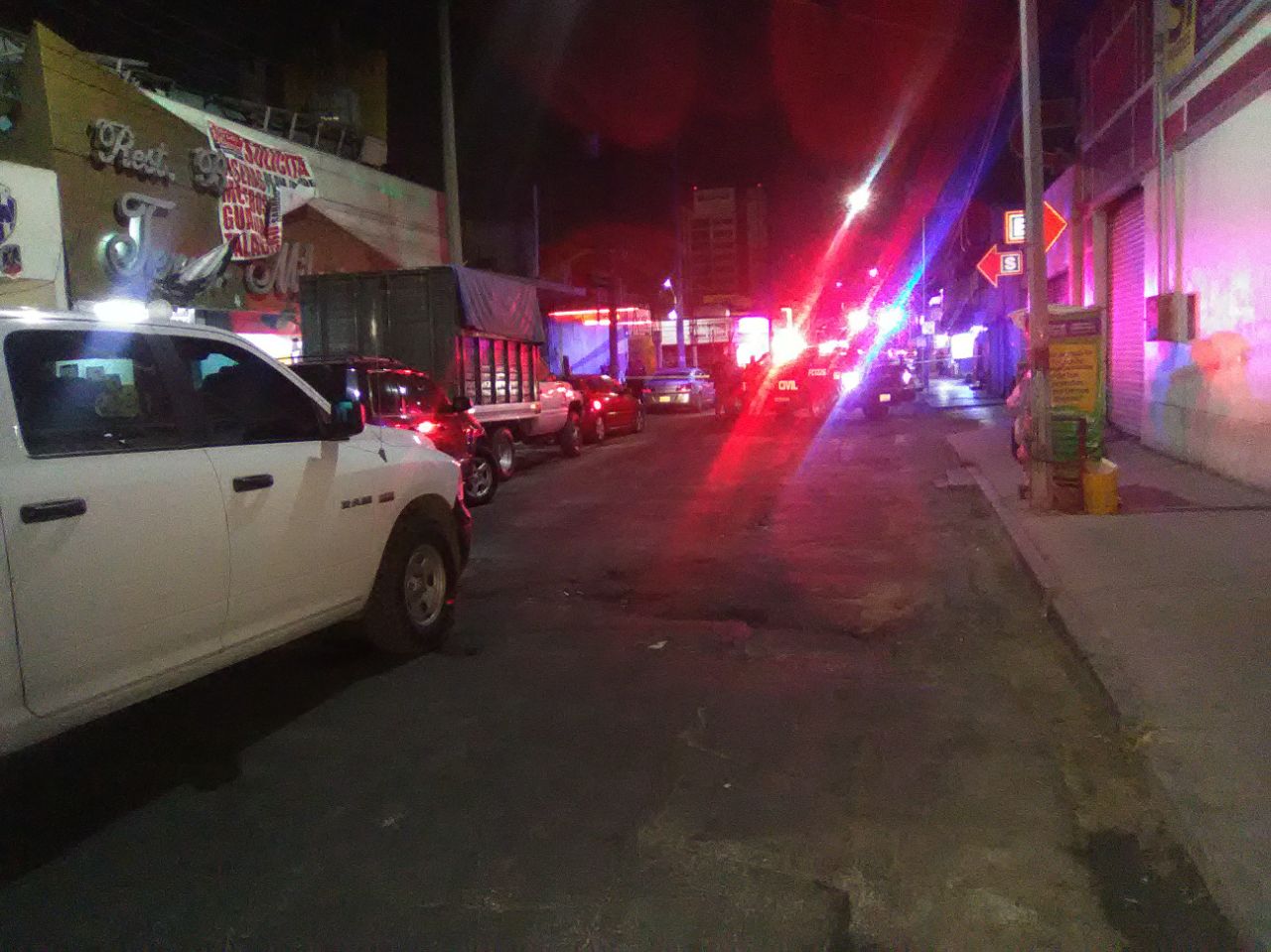 Los presuntos responsables huyeron a bordo de dos vehículos.
