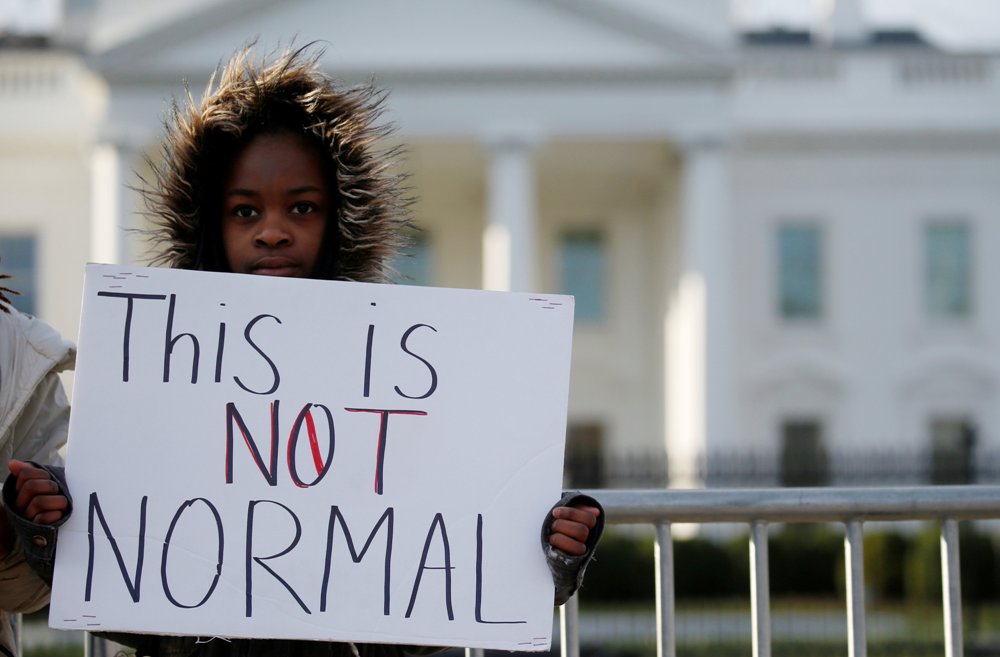 Una niña protesta frente a la Casa Blanca contra la violencia armada.