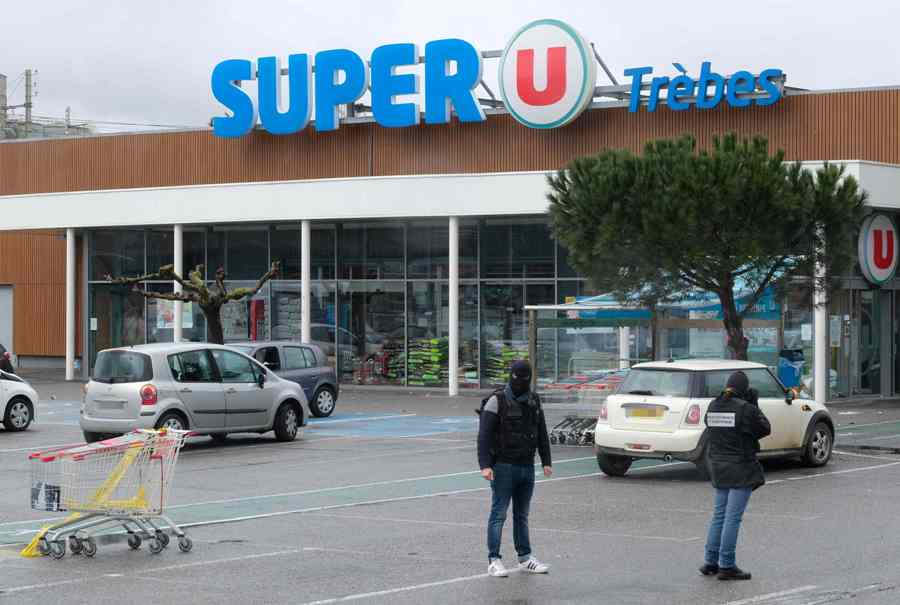 Tres artefactos explosivos caseros fueron hallados en el supermercado.