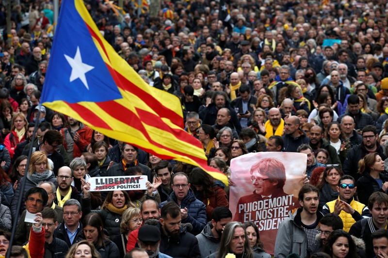 La columna de manifestantes avanzó encabezada por una gran bandera de cataluña y pancartas con el lema "libertad presos políticos". 