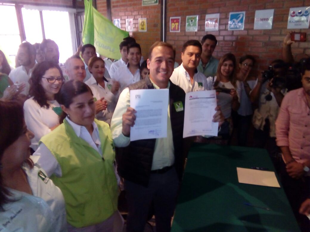 Sergio Contreras durante su registro como candidato a la alcaldía de León, 