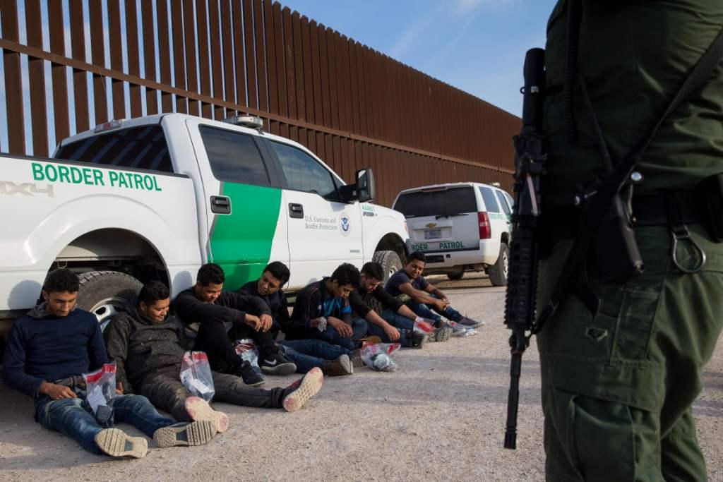 Después de ser aprehendidos, los migrantes esperaron a ser transportados a un centro de procesamiento.