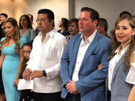 Armando Cabada Alvídrez, durante su registro ante el IEE para reelegirse como candidato independiente a la alcaldía de Ciudad Juárez.