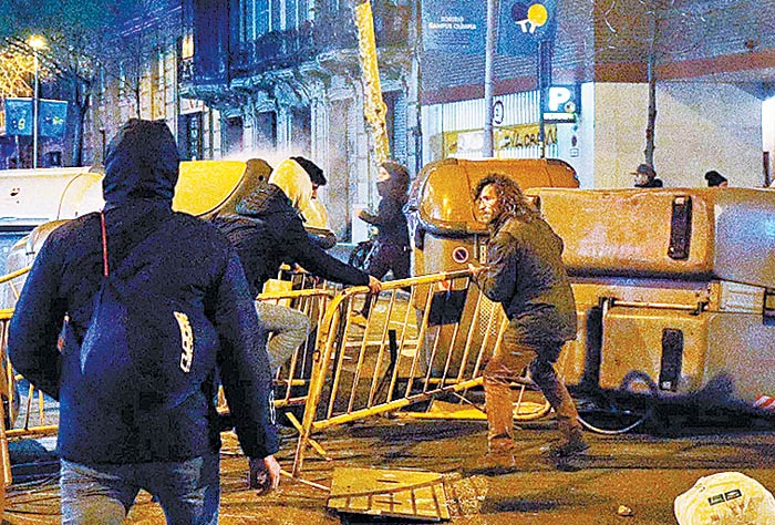 Barcelona fue escenario de choques entre independentistas y policías.