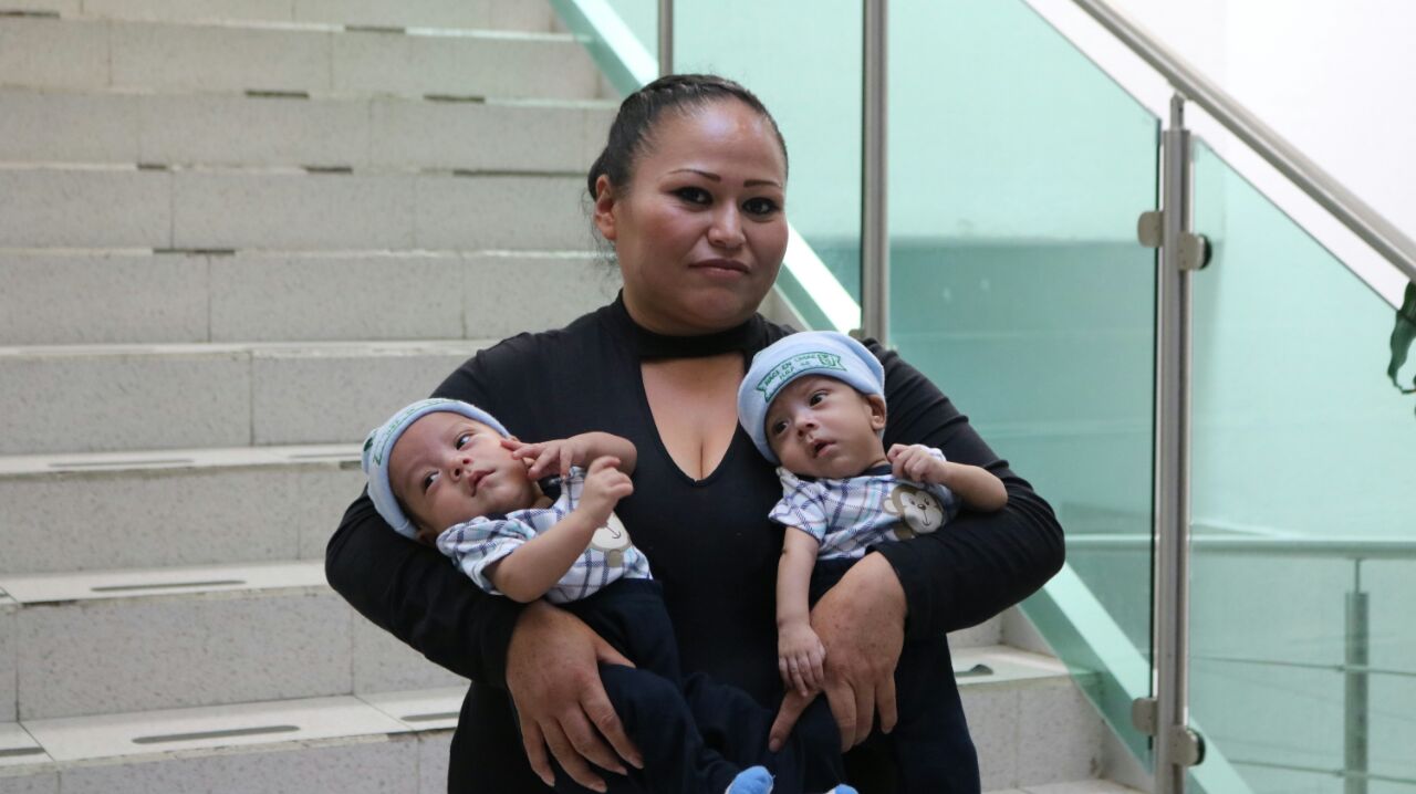 Actualmente los gemelos pesan 3.5 y 4.3 kilogramos y siguen creciendo de manera totalmente normal.   