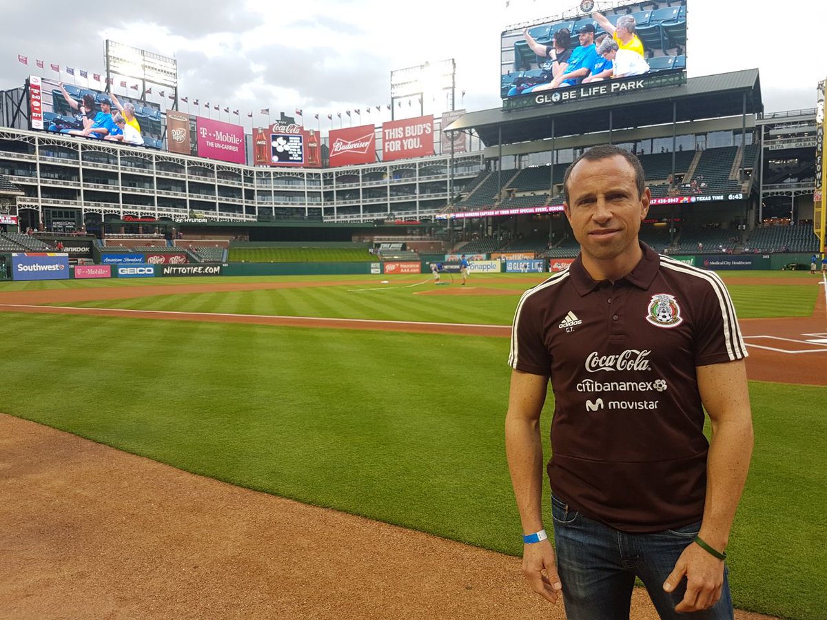 Gerardo Torrado en el Globe Life Park