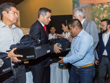 El gobernador de Oaxaca, Alejandro Murat entregó uniformes a elementos de la Policía Vial, PABIC y de Seguridad Pública Estatal. 