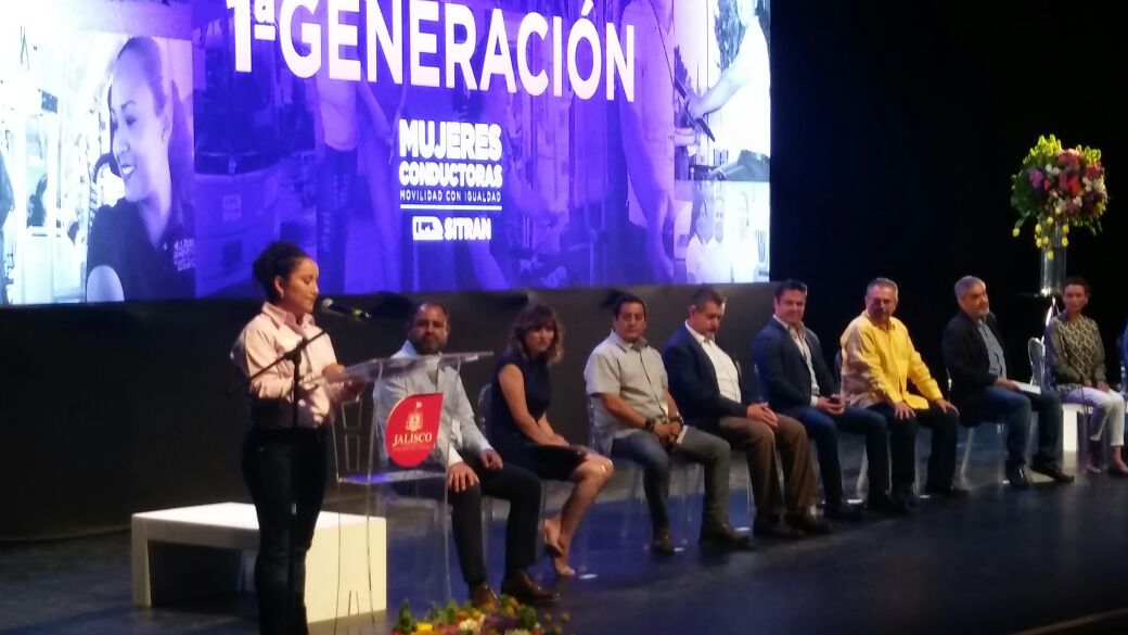 Se gradúa la rimera generación de conductoras del transporte público.