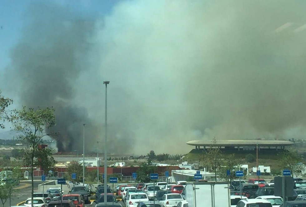 El incendio se generó en un predio ubicado entre el estadio Akron y las villas Panamericanas.