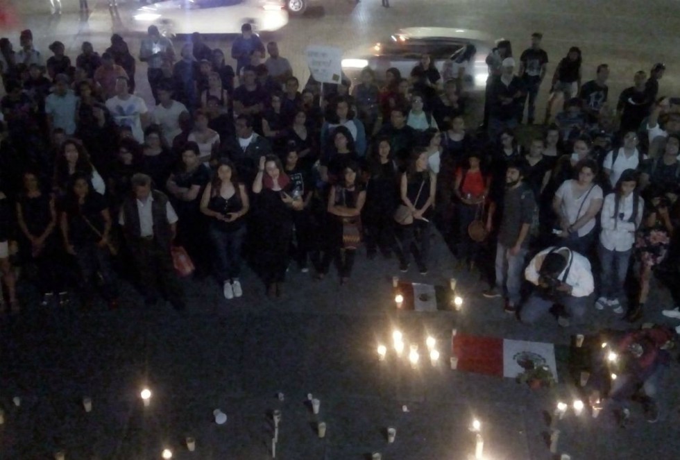 Integrantes del contingente colocaron veladoras encendidas al pie de la glorieta de los Niños Héroes. 