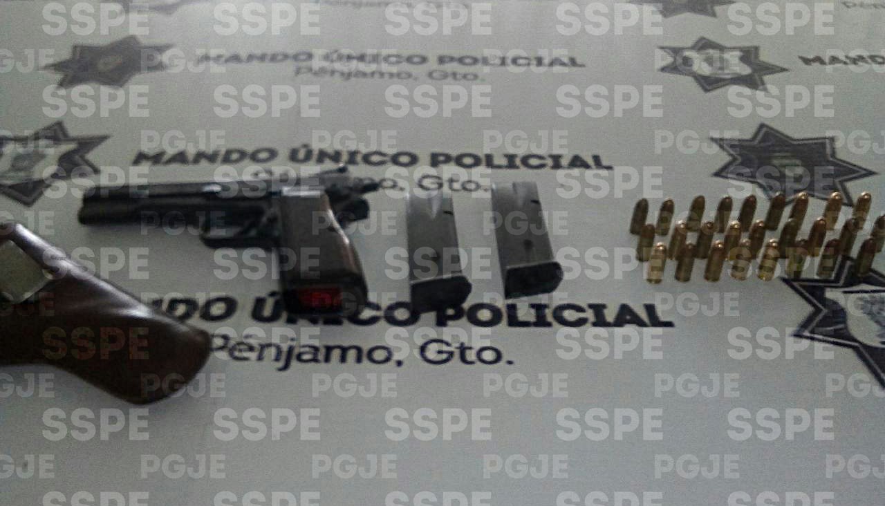 El arma junto con sus complementos fue confiscada por las autoridades.