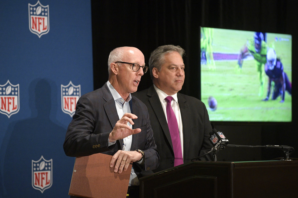 Rich McCay, presidente del comité de competencia de la NFL, y Al Riveron, vicepresidente de arbitraje de la liga
