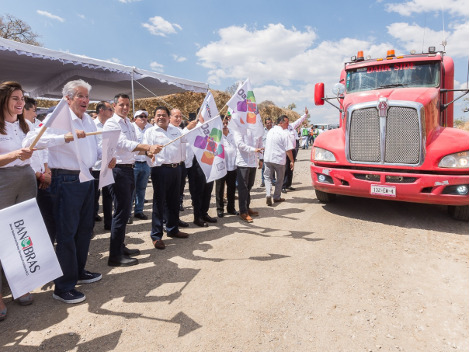El titular de la SCT, Gerardo Ruiz Esparza y el gobernador de Oaxaca, Alejandro Murat dieron el banderazo del arranque a la construcción de la autopis