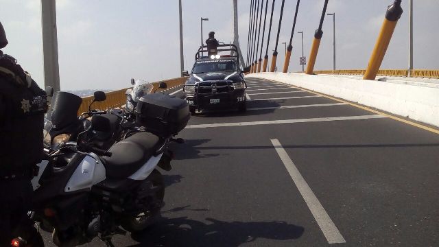 Uniformados evitan que la mujer se lanzara del puente Tampico.